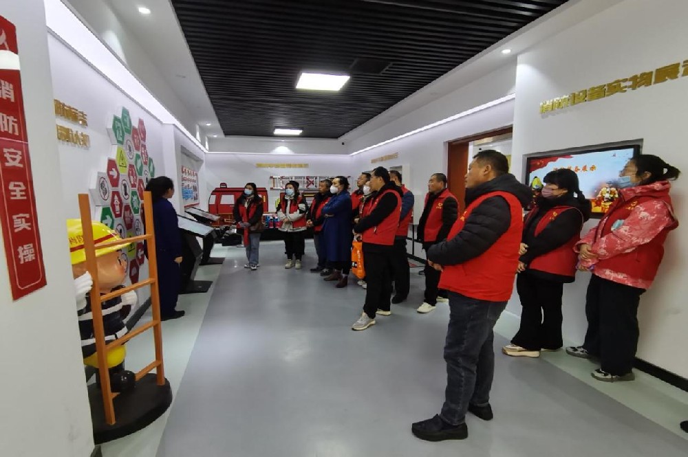 為進(jìn)一步加強(qiáng)消防安全知識(shí)學(xué)習(xí)，2023年11月23日，聊城市水利工程總公司組織公司員工到聊城市消防科普教育基地進(jìn)行參觀學(xué)習(xí)。消防知識(shí)講解員引導(dǎo)公司員工依次參觀學(xué)習(xí)，首先講解了火災(zāi)的定義、火災(zāi)的形成，用動(dòng)畫演示了火災(zāi)的發(fā)生和發(fā)展；然后講解各種滅火及逃生用具，學(xué)習(xí)了消防標(biāo)志，以及怎樣使用滅火器、怎樣報(bào)警等專業(yè)性