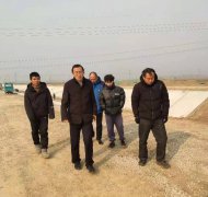 元旦期間，公司黨總支書記、總經(jīng)理李令安同志來(lái)到陽(yáng)谷縣引黃灌區(qū)農(nóng)業(yè)節(jié)水工程和位山灌區(qū)續(xù)建配套節(jié)水改造工程施工一線，看望并慰問(wèn)元旦期間日以繼夜地堅(jiān)守在工地的施工人員，