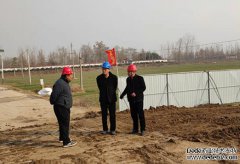 11月27日-28日，公司黨總支書記、總經(jīng)理李令安調(diào)研檢查臨清薛王劉閘、茌平陶橋閘、高唐朱莊閘等三處公司新開工項(xiàng)目，相關(guān)項(xiàng)目負(fù)責(zé)人參加。 在臨清薛王劉閘和茌平陶橋閘項(xiàng)目現(xiàn)場