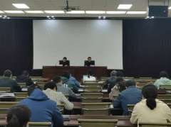 5月12日，聊城市水利工程總公司專項業(yè)務(wù)培訓(xùn)開課，公司總經(jīng)理李令安出席開課儀式并講話，副總經(jīng)理杜代軍主 持儀式， 60余名在家干部職工參加培訓(xùn)。 本次培訓(xùn)主要內(nèi)容以法律法規(guī)